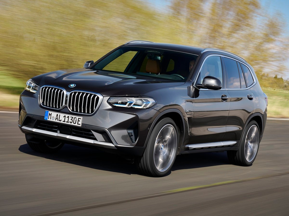 2022 BMW X3 vs. 2022 Mercedes-Benz GLC Comparison 2 2022 BMW X3 xDrive30e Sophisto Grey Metallic Front Quarter View