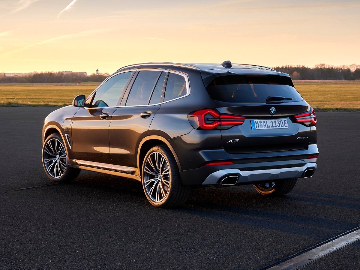 2022 BMW X3 vs. 2022 Mercedes-Benz GLC Comparison 6 2022 BMW X3 xDrive30e Sophisto Grey Metallic Rear Quarter View