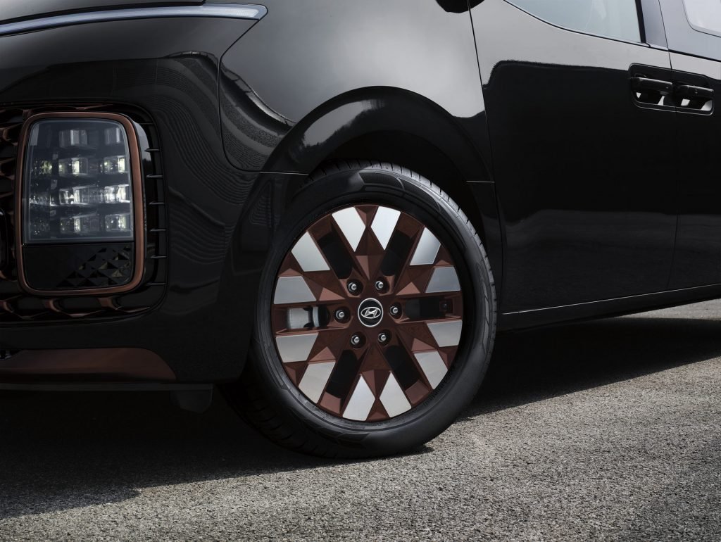 2022 Hyundai Staria minivan detail