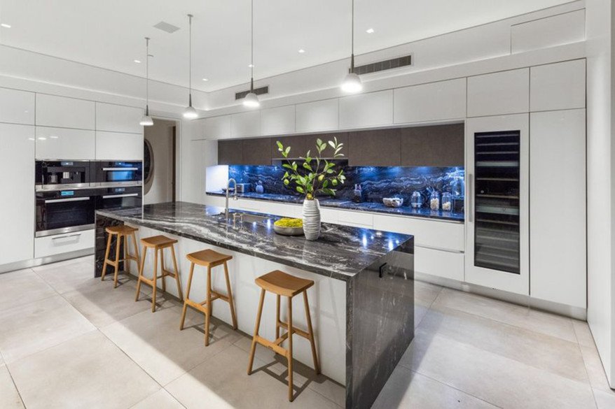 The listing says the kitchen has state-of-the-art appliances, but the NFL star allegedly had problems with them.