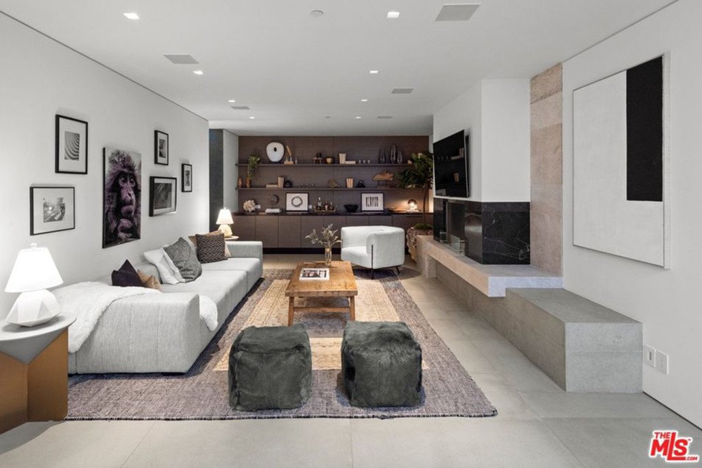 What sounded like a 9,800-square-foot luxury dream turned out to be a renter's nightmare, the NFL wide receiver claims in a new lawsuit. 