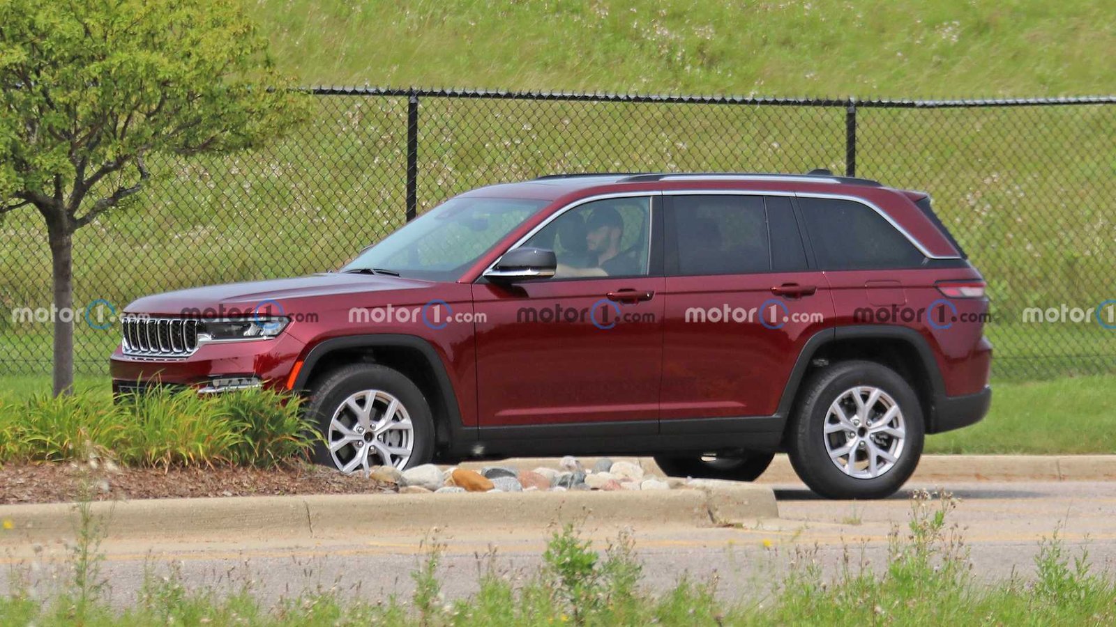 2022 Jeep Grand Cherokee Two-Row no camo spy photo