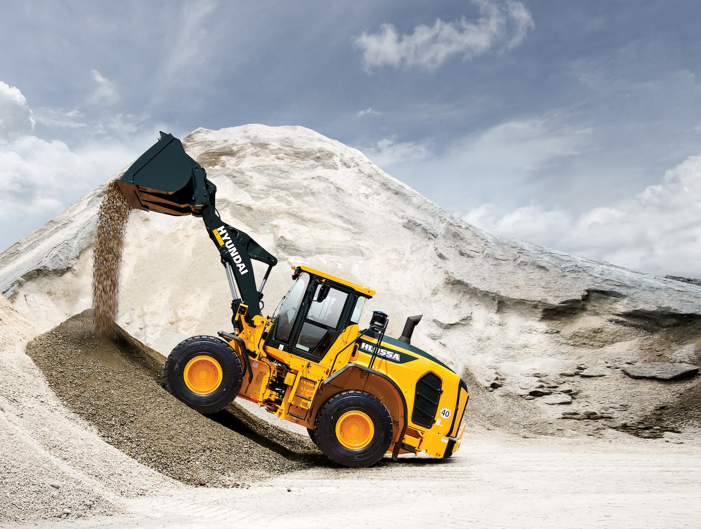 Wheel loaders up the ante on versatility, technology 6 Hyundai HL955A wheel loader dirt pile