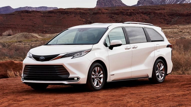 2021 Toyota Sienna in white