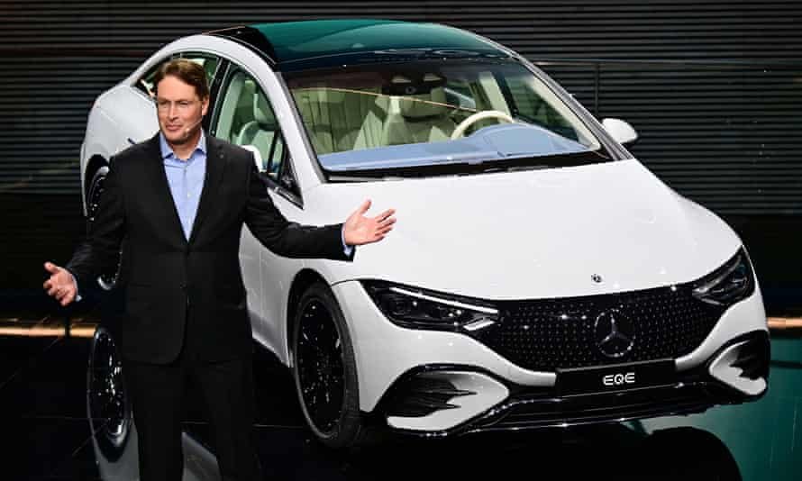 Ola Kaellenius, the head of Mercedes-Benz, presents the Mercedes EQE.