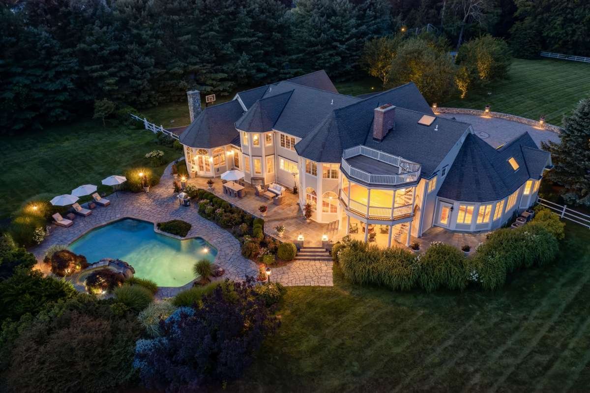 Former CT home of 'Law & Order: SVU' star Chris Meloni on the market for nearly $5M 1 The house at  at 982 Oenoke Ridge Road in New Canaan, once owner by actor Christopher Meloni, is on the market for $4,995,000.