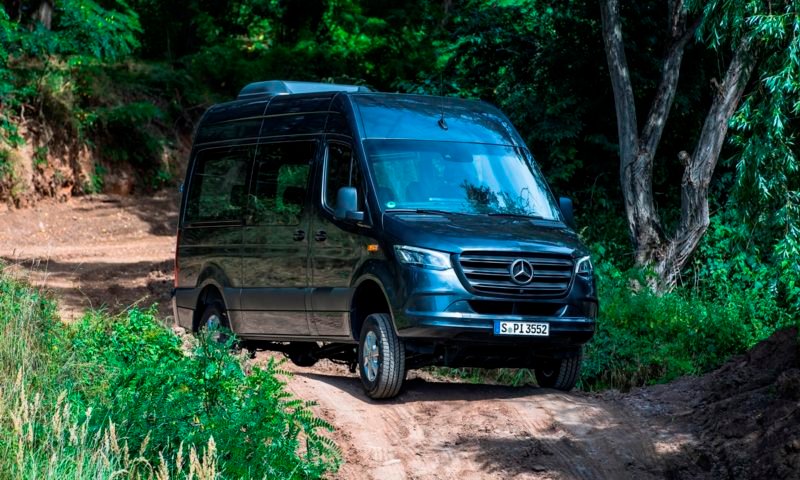 Mercedes-Benz Sprinter gains new engine and speedy sliding door 1